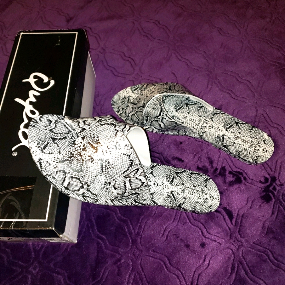 Snake skin patterned shoes